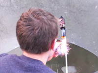 美しく割れた！氷の張った池で水中ロケット花火をやってみたらこうなる。