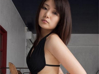 古崎瞳 ビーチの岩場でベージュの三角ビキニをまとって白肌のスラッとしたボディラインをセクシーアピール