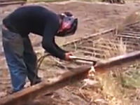 古くなった線路の切断作業をしていた男性に振りかかった災難