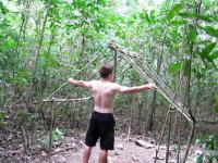 ゼロからはじめるサバイバル。道具ゼロの状態から森の中に家を建てる方法。これはすごい。