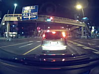 川崎市の国道1号線で撮影された信号無視の自転車にバイクが突っ込む瞬間ドラレコ。