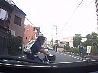 これは予測できない。避けてからノールック右ぃ！榎本小の児童をひきかけたドラレコ