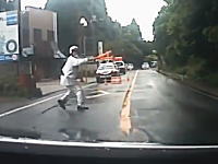 この警察官の誘導方法ｗこれは誰でも勘違いしちゃうだろｗ