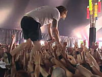 カッコヨスギ！ライブ中に飛んできたビール（カップ）をキャッチするデイビットｗ