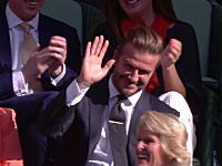 絵になる男。ウィンブルドンの観客席にいたデビッド・ベッカムがボールをキャッチして会場を沸かす