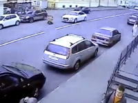 こんなの避けるの100%無理。走行中の車の目の前に飛び込んで亡くなった男性。