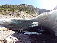 記念撮影中に氷の洞窟が崩壊！めちゃくちゃ危ない動画。氷の破片でかい