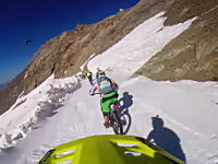 いきなり轢いてるし途中でも轢いてるｗｗ世界一転倒率の高い自転車レースじゃないのかこれｗｗ