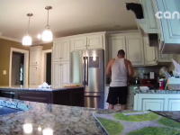 この落ち込みっぷりｗディナーの準備をニャンコに台無しにされた男性ｗ