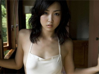 八代みなせ 胸元がクロスした茶色の水着をまとってセクシーポーズ