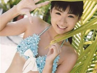 清水ちか 赤のチェック柄エプロン姿のメイドコスプレ、テーブルの上で白のビキニ水着姿でしゃがみ込んでキュートポーズ