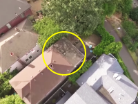 ドローン救出作戦。屋根の上に墜落したドローンをドローンで助けに行く。