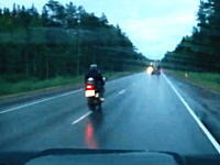 信じられない交通事故動画。バイクと大型トラックの正面衝突