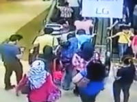 定員オーバーか。エスカレーターが逆流して将棋倒しになる危ない事故。