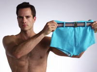 過去100年間の水着の流行の変化を3分間で追うビデオ。ただし男性水着なんだなこれが。