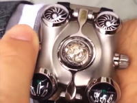 すごい動きをする世界の超高級腕時計たち。値段も凄いけど動きも奇天烈。