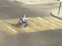 こんな車イスあるんだな。事故の動画でおばあちゃんの車イスが気になった動画。