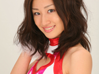 希本葵 白のビキニ水着姿でベッドに横たわってポーズ