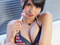 椎名えるな 夕焼けの海岸でゴールドの水着姿のローションテッカテカスレンダーボディ