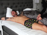 なんでそんな事するのｗｗｗネズミ捕り器で彼氏のティムポを挟んでみた動画。