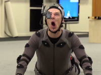 俳優って凄いな。何もない部屋でセンサーをたくさんつけて熱演するベネディクト・カンバーバッチ