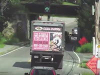 対策しろよｗｗｗ屋根がっしゃーん！ｗｗｗトラックがやたら破壊される魔の道路。