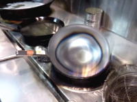 鉄のフライパンを買ったら最初が肝心。中華料理店が教える中華鍋の最初の空焼き方法。