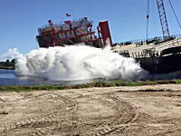 見学場所の設定ミスｗ貨物船の進水式で観客大パニックなハプニング映像。