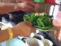 料理人の大失態。張り切って鍋ファイヤーしたら屋根もファイヤーしちゃうハプニング。