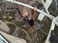 高所でガクブルい動画最新版。映像を見ているだけで動悸が。遺棄された建物に登る。