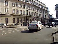 まさかそんな所にロープがあるとは誰も思わない。牽引ロープの罠に掛かった歩行者。