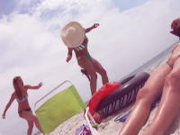 ビーチでナマズ遊びをしていたギャルたちに痛いハプニング。ふとももにナマズが刺さる