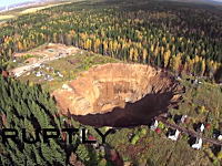 ロシアスケールでかすぎｗｗｗロシアの成長し続ける大穴を空撮したビデオ。