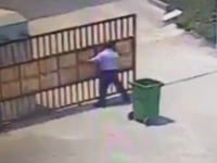 マレーシア門扉圧死事件の映像。鉄製の門扉とゴミ箱に首を挟まれて亡くなってしまった男性。