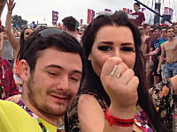 ステージ前に謎に開けた空間を発見イェイ！何も知らずにモッシュピットに巻き込まれたおばさんｗ