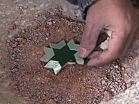 タイルを作って割って細かくつなぎ合わせて作るタイル！？の製造工程。なかなか大変。