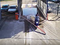 車止めのゲートを突破した二人乗りノーヘルDQNが二度目の突破で盛大に事故るｗ