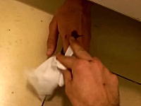 これはワラウｗトイレで隣のボックスの人の親切を踏みにじるイタズラを仕掛けてみたｗ