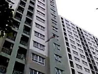 マンションの16階から飛び降りた女性。消防が用意していたマットに助けられる。