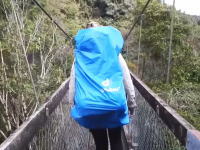 渡っていた吊り橋が突然崩壊したら！？回していたカメラが衝撃の瞬間を捉えていた。