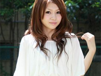 長谷川あや 黄色のビキニ水着をまとってベッドの上でポーズ