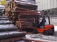 デンジャラスな作業。山のように積まれた何トンもある丸太なのに作業が雑すぎねえ？Ｗ