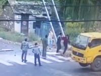 設置作業中の看板が電線に触れちゃって男性3名が同時に感電しちゃうビデオ。