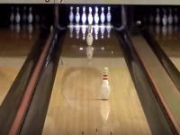 地味なスーパープレイ。高速回転させたボーリングの球で時間差スペアを取る。