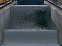 津波の伝播の仕組みを研究する為に作られた世界最大の大波発生システムDelta Flumeのビデオ。