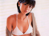 宮地真緒 波打ち際、白のハイレグ水着姿でスラッとしたボディラインを魅せる