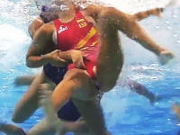 水球の「見えない部分」で行われている戦いが激しすぎる動画。乳掴みあり。割れ目食い込ませ攻撃あり。