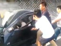 交通事故で炎上する車内に取り残されたドライバーを救おうと力を合わせる人たち