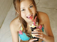 長崎莉奈 海岸でピンクの三角ビキニ水着を身につけてスレンダーボディをアピール