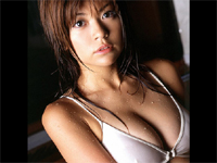 伊藤あい 黒のビキニ水着を身につけて見つめながらベッドの上に寝転がってセクシーポーズ